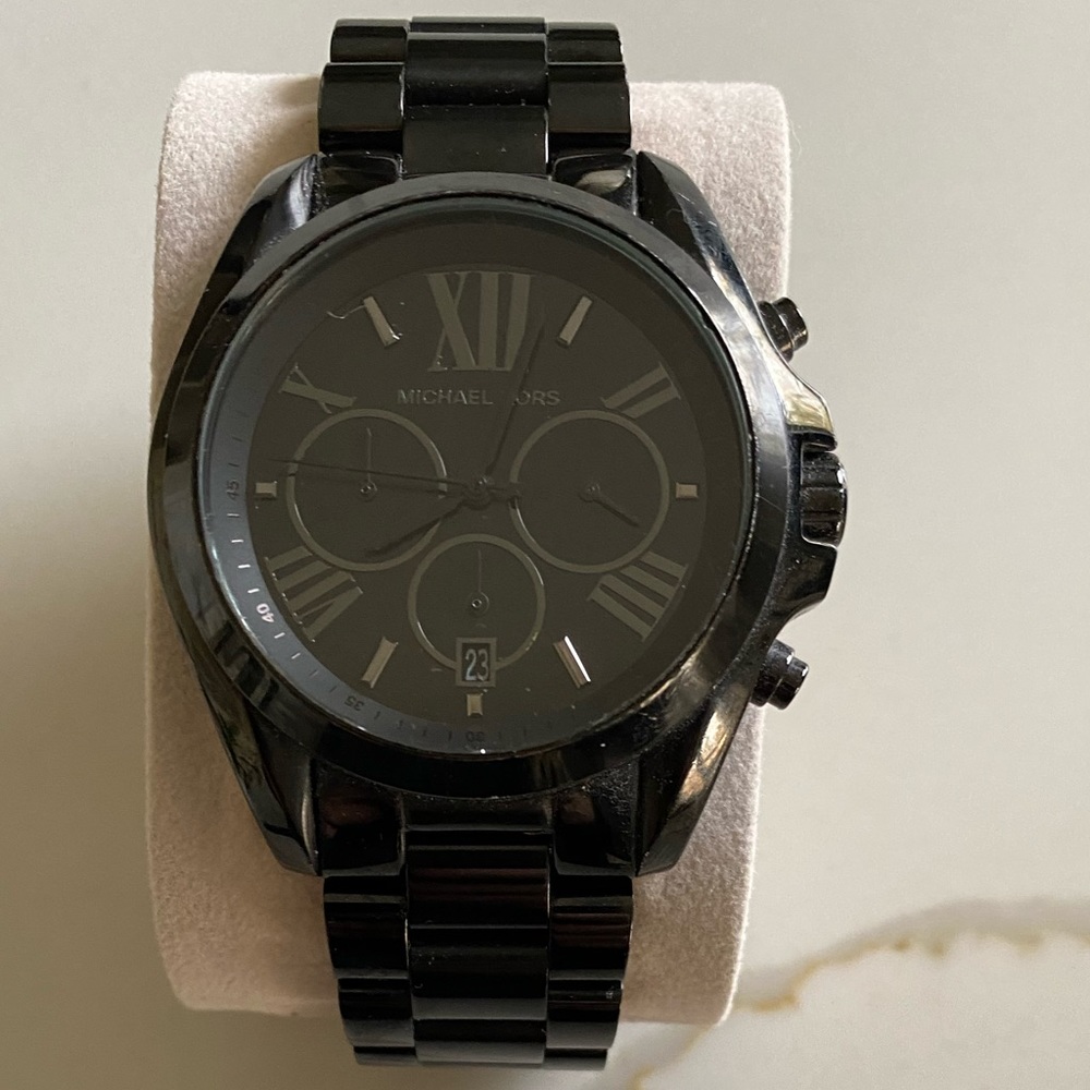 MICHAEL KORS
Oversized Bradshaw Black-Tone Watch. Does need a new battery.